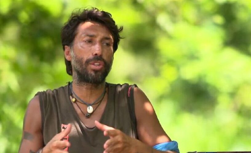 Survivor 4/5: Ο Κωνσταντίνος Εμμανουήλ ξεμπρόστιασε ξανά τον Άρη! «Ήξερε τα πάντα από το κινητό»