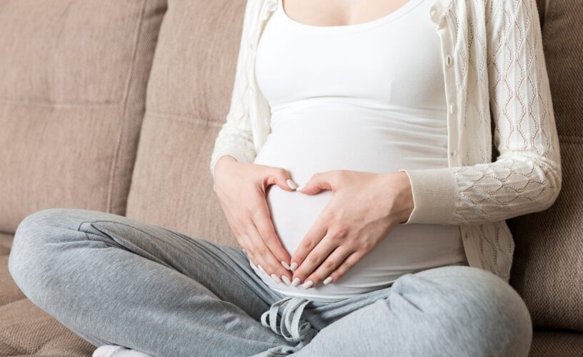 Ποια πασίγνωστη έγκυος πάει σπρώχνοντας;