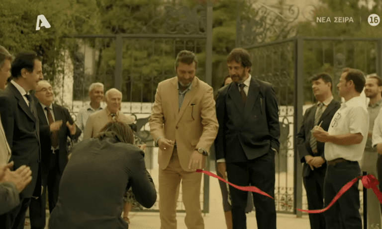 Η πολυαναμενόμενη σειρά «Αυτή η νύχτα μένει» έρχεται στον Alpha για να αλλάξει τις νύχτες μας, με πρωταγωνιστές τον Γιάννη Στάνκογλου και τον Βασίλη Μπισμπίκη. Ήδη έχετε διαβάσει για την ανατροπή με την προβολή της σειράς, η οποία κάνει πρεμιέρα η Δευτέρα 10/10 στις 22:40, ενώ είναι βασισμένη στο ομώνυμο βιβλίο του Θάνου Αλεξανδρή. O […]