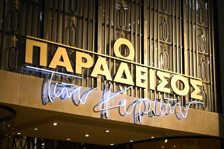 Καταιγιστικές είναι οι εξελίξεις στη νέα σειρά του ALPHA, «Ο Παράδεισος των κυριών» όπου πρόκειται για ένα πολυκατάστημα γεμάτο λάμψη