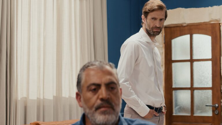 Ο Κωνσταντίνος τραυματίζεται βαριά στη σειρά Η Γη της Ελιάς, καθώς βρίσκεται στο επίκεντρο μιας θανάσιμης παγίδας ανάμεσα