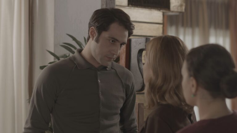 Ο Ντίνος καλείται για άλλη μια φορά να προσπαθώντας να αντιμετωπίσει έναν εφιάλτη στη σειρά Ο Παράδεισος των Κυριών!