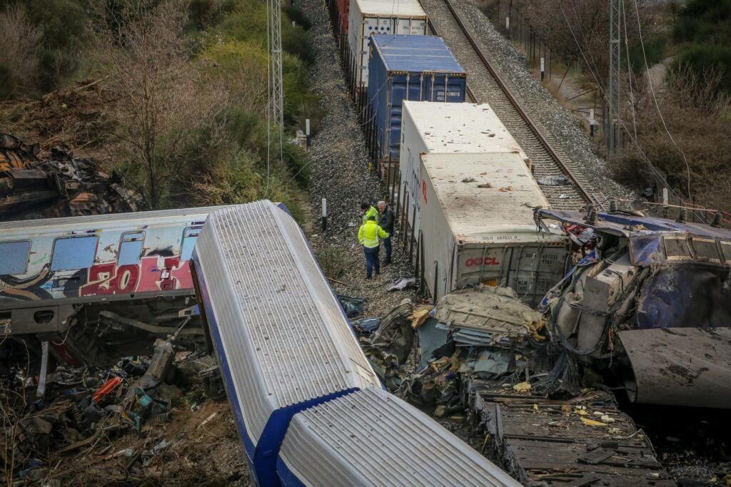 Η σύγκρουση τρένων στη Λάρισα με τον δραματικό μέχρι τώρα απολογισμό νεκρών που φτάνει τους 36, οδηγεί τους υπεύθυνους