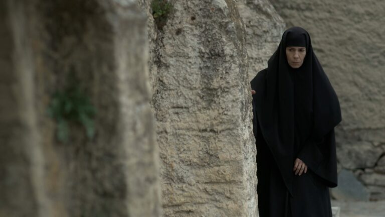 Ο Σαράντος βρίσκει τη Φιλαρέτη έξω από το μοναστήρι στο Μαύρο Ρόδο και την πιέζει να του αποκαλύψει πού βρίσκονται