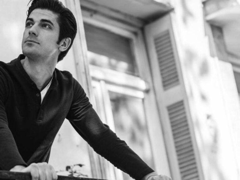 Ο Σίμος στη σειρά Ο Παράδεισος των Κυριών, είναι ένας ευγενικός νέος, καλό παιδί με αγγελικό πρόσωπο. Είναι ή έτσι δείχνει;