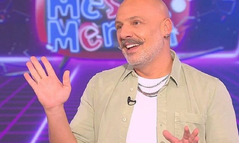 Τους τρέλανε όλους ο Νίκος Μουτσινάς – Με γυναικάρα στις διακοπές του! 