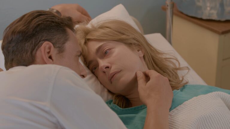 Ενώ ο Μάρκος ψάχνει απεγνωσμένα να βρει την Αλεξάνδρα στη σειρά Έρωτας Φυγάς, εκείνη διακομίζεται στο νοσοκομείο εσ