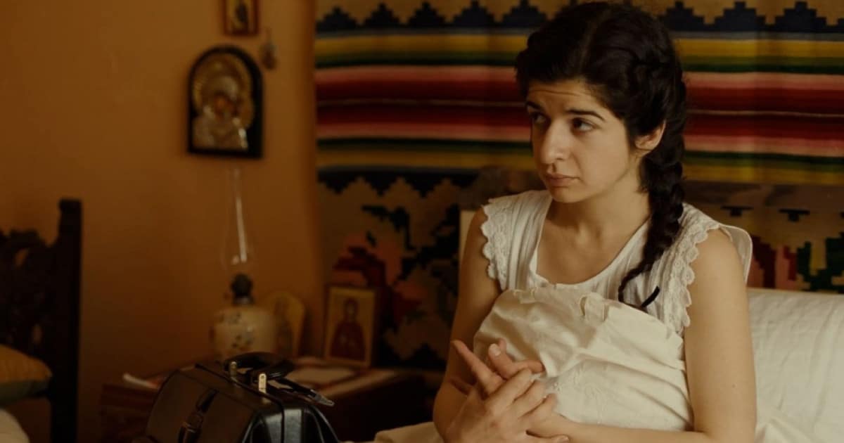 Η Μαρίκα και η Δεσποινιώ  στη σειρά Οι Ψυχοκόρες, μαθαίνουν το πρωτόκολλο του νοικοκυριού από την Αρχοντούλα, την οικ