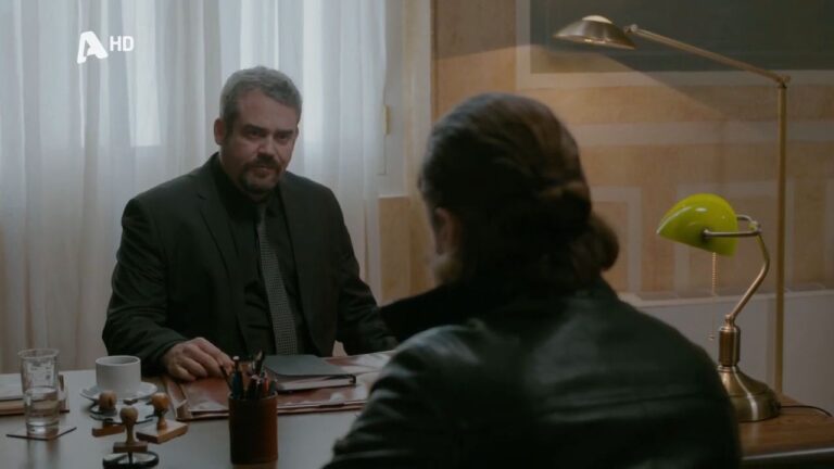 Ο εισαγγελέας της σειράς του ALPHA, Σασμός, κάθεται στο γραφείο του με ένα σωρό από φακέλους μπροστά του στα επόμενα επεισόδια, ότα