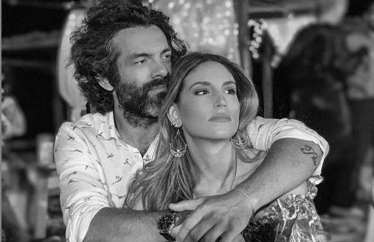Αθηνά Οικονομάκου και Φίλιππος Μιχόπουλος ανακοίνωσαν το διαζύγιό τους μετά από 10 χρόνια έγγαμου βίου. Όπως έγινε γνωστό, ηθοποιός και επι