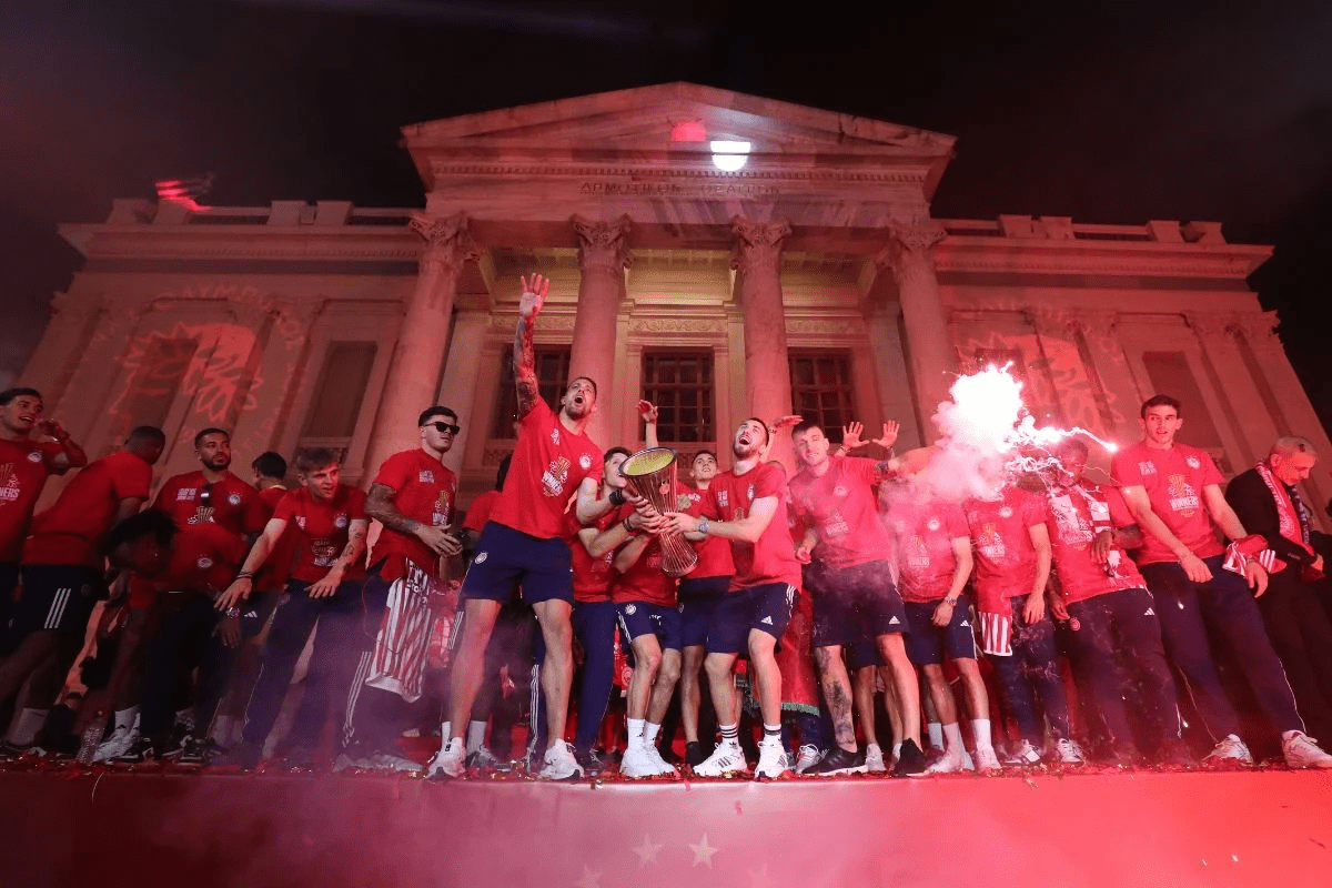 Μέχρι τα ξημερώματα πανηγύριζαν φίλοι του Ολυμπιακού γεμίζοντας με κόσμο και παλμό όλο τον Πειραιά.