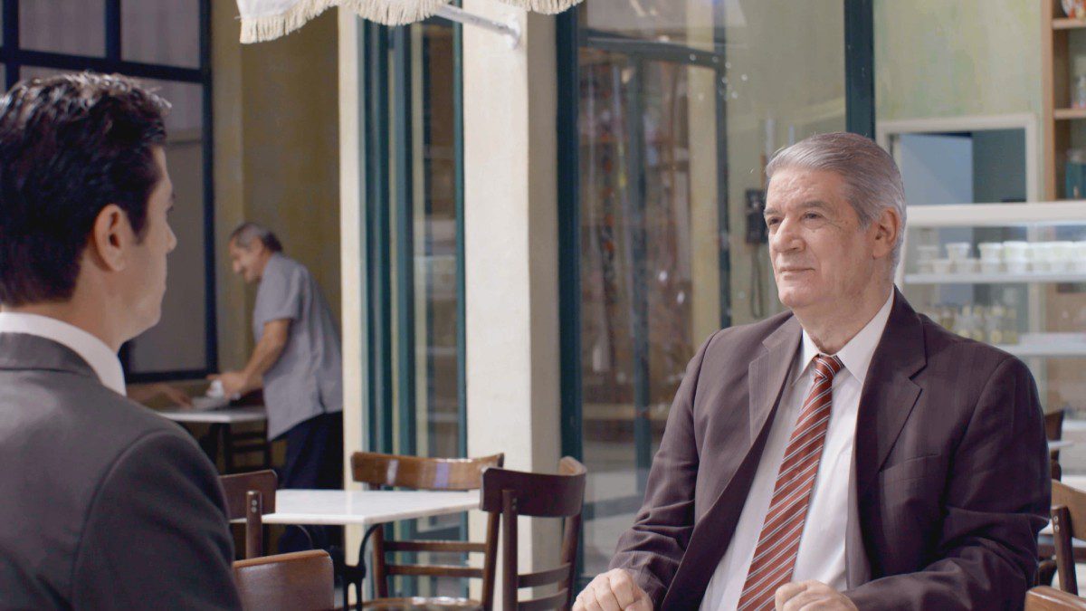 Η Βικτώρια, λέει στον Ρένο στα επόμενα επεισόδια της σειράς του ALPHA, Ο Παράδεισος των Κυριών, πως ο Σίμος έβαλε τον Σπανό να τον δολοφονήσει