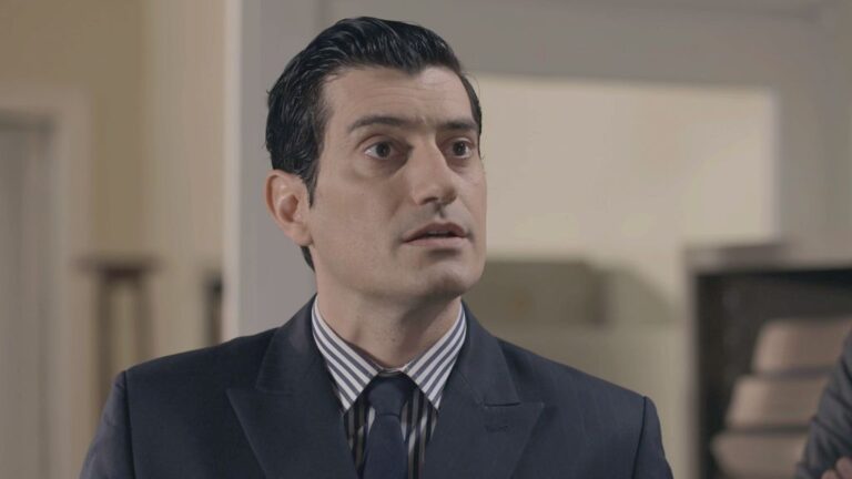 Κι ενώ στο αστυνομικό τμήμα της σειράς του ALPHA, Ο Παράδεισος των Κυριών, συμβαίνουν συνταρακτικά γεγονότα, ο Μεμάς και ο Βύρωνας