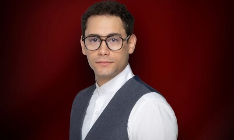 Ο Θοδωρής Θεοδωρακόπουλος μας συστήθηκε τηλεοπτικά τη φετινή σεζόν υποδυόμενος τον Ιάσονα στη σειρά «Παγιδευμένοι» του ΑΝΤ1