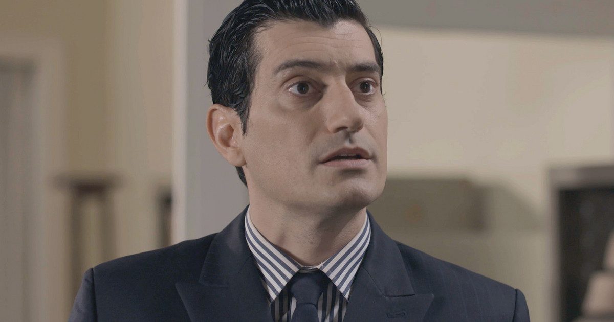Όταν γίνεται αντιληπτό στη σειρά του ALPHA, Ο Παράδεισος των Κυριών, πως η Μιράντα ξέρει τα πάντα για τα σχέδιά τους, τόσο ο Ντίνο