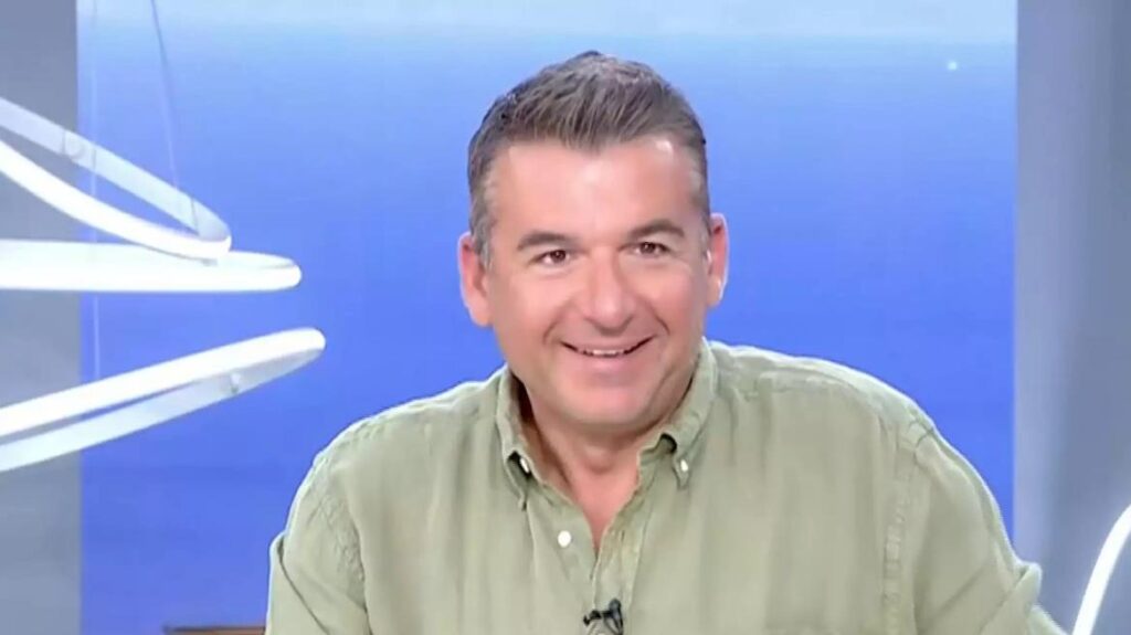 Μπορεί ο Γιώργος Λιάγκας να βρίσκεται στην Τήνο μετά το τέλος του Πρωινού από τον ΑΝΤ1 αφού έχει στο νησί το εξοχικό του σπίτι το οπ
