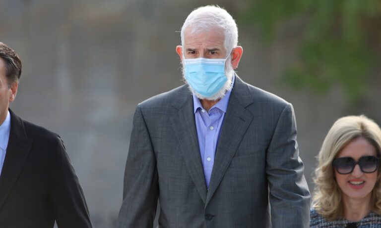 O Πέτρος Φιλιππίδης επέστρεψε στα social media μετά από καιρό - Επιστρέφει στο θέατρο;