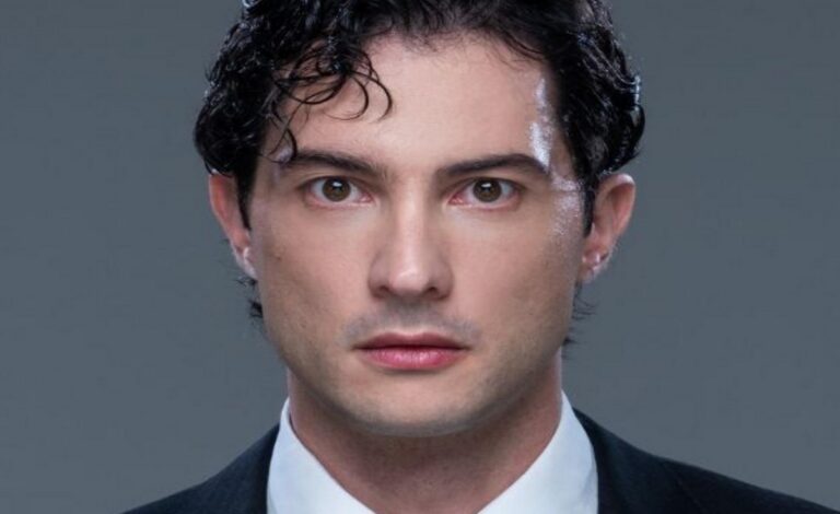 Ο Μάξιμος εμπλέκεται στο θάνατο της Αλεξάνδρας Λαμπρινού στη Διάφανη Αγάπη.