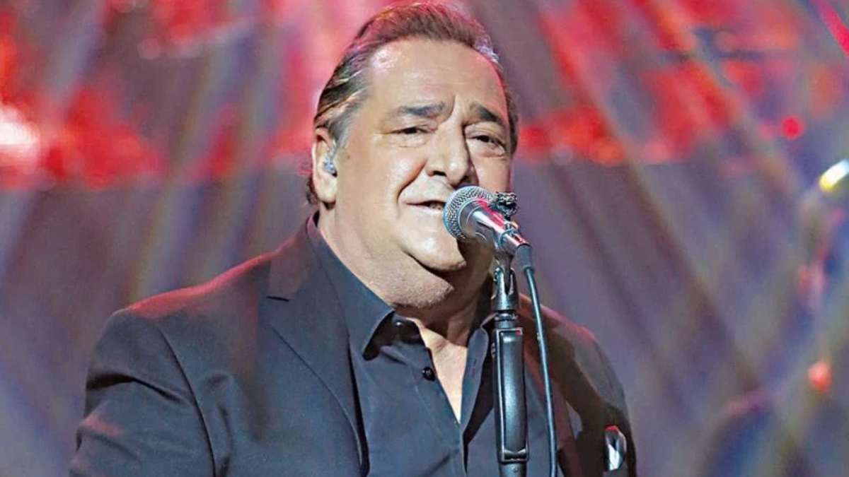Συγκινητικές στιγμές στο μνημόσυνο του Βασίλη Καρρά! Τίμησαν τη μνήμη του αγαπημένου καλλιτέχνη για άλλη μια φορά.