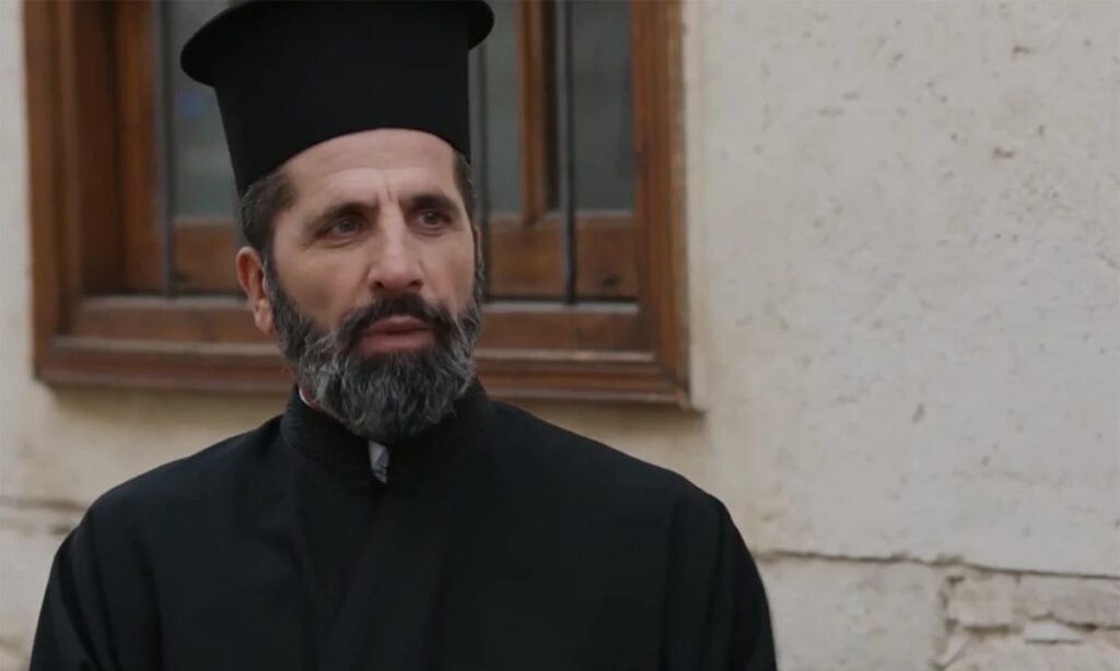Η γη της ελιάς: Πιέζει τον Τιμόθεο να βγάλει τα ράσα για να είναι μαζί