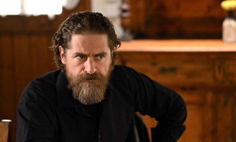 Κάτι περίεργο θα συμβεί, καθώς τα δίκτυα τηλεφωνίας συνωμότησαν και η γραμμή έκλεισε τελείως, χωρίς να μπορέσουν να μάθουν για τον Μάρκο.