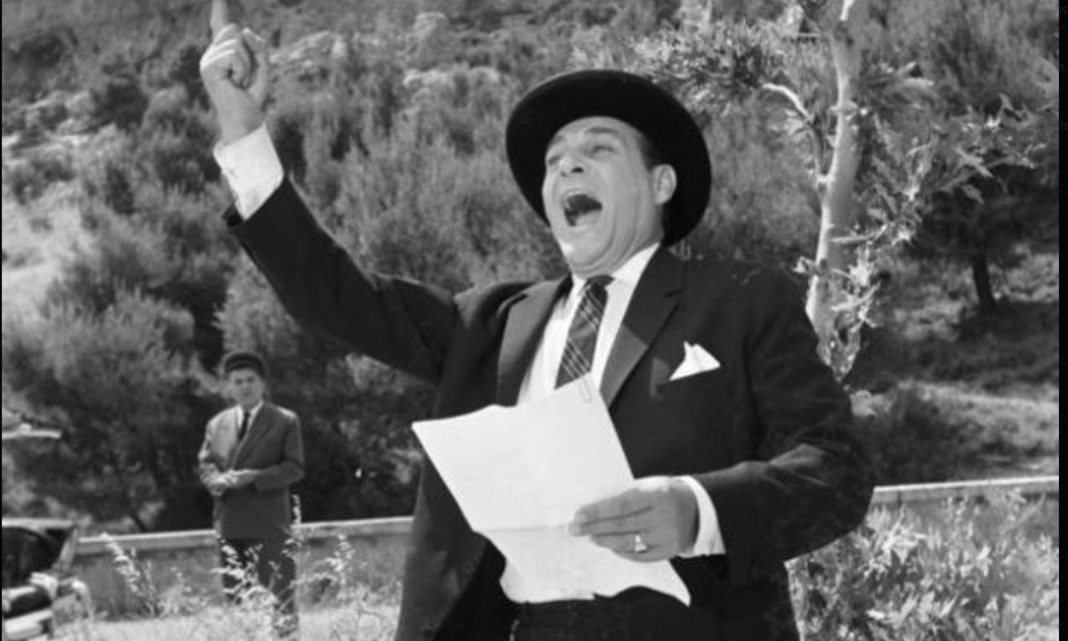 Σπάνια φωτογραφία του Λάμπρου Κωνσταντάρα με τη Σούλη Σαμπάχ λίγο πριν αποσυρθεί από τη δημόσια ζωή λόγω προβλημάτων υγείας.