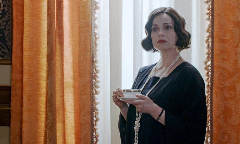 Η Κυβέλη δέχεται κλήση από το δικαστήριο για τη δολοφονία του άντρα της. Κωνσταντίνου Γαζή, όπως θα δούμε στο Grand Hotel.