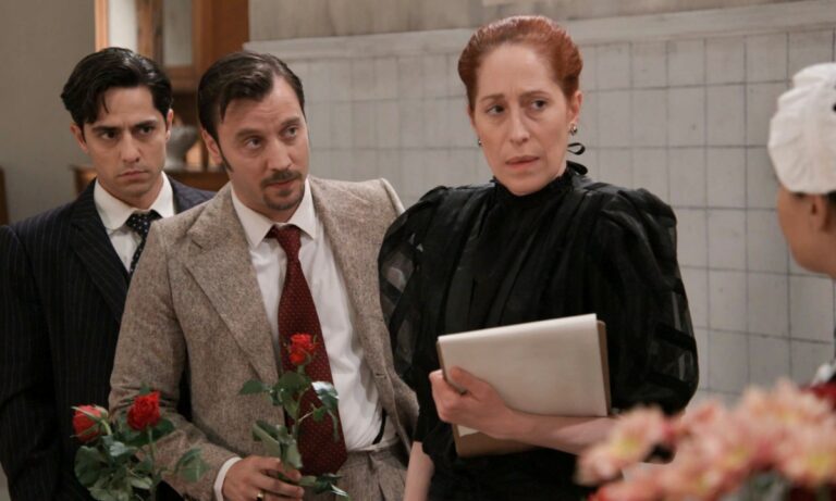 Η δολοφονία του Γαζή φέρνει τα πάνω κάτω στο Grand Hotel. Η Αγγέλα οδηγείται στη φυλακή, ενώ η Κυβέλη βρίσκεται στο στόχαστρο του Ρήγα, που θα κάνει τα πάντα για να την γονατίσει.
