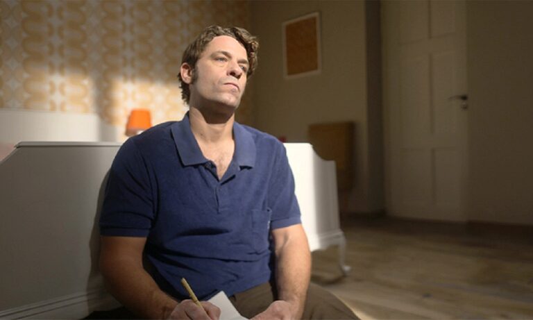 Ηλέκτρα: Ο Παύλος αντιμέτωπος με την τραγική αλήθεια, όπως θα παρακολουθήσουμε στα επόμενα επεισόδια του σίριαλ της ΕΡΤ1.