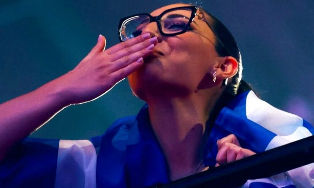 Eurovision : Η συμμετοχή της Κλαυδίας έφερε καθαρό κέρδος. Αντίθετα, η περυσινή εμφάνιση της Σάττι άφησε ζημιά. Τι δείχνουν οι αριθμοί.