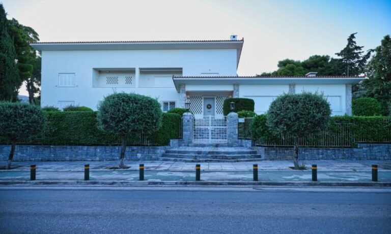 Πίσω από μια λευκή πόρτα, στην καρδιά της Κηφισιάς, κρύβεται ένα κομμάτι της χρυσής εποχής του ελληνικού κινηματογράφου. Η μονοκατοικία που αγαπήθηκε όσο λίγες από τις κάμερες της Φίνος Φιλμ ζει ακόμα – και λέει ιστορίες.
