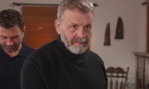 Η γη της ελιάς: Ο Τζον φιλάει με πάθος την Ιουλία – Ο Στάθης πιέζει τη Βασιλική να προσβάλλει την διαθήκη της Αρετής