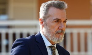 Ο τιμωρός: Ο Λεωνίδας θέλει να στείλει στο Λονδίνο την Εβίτα