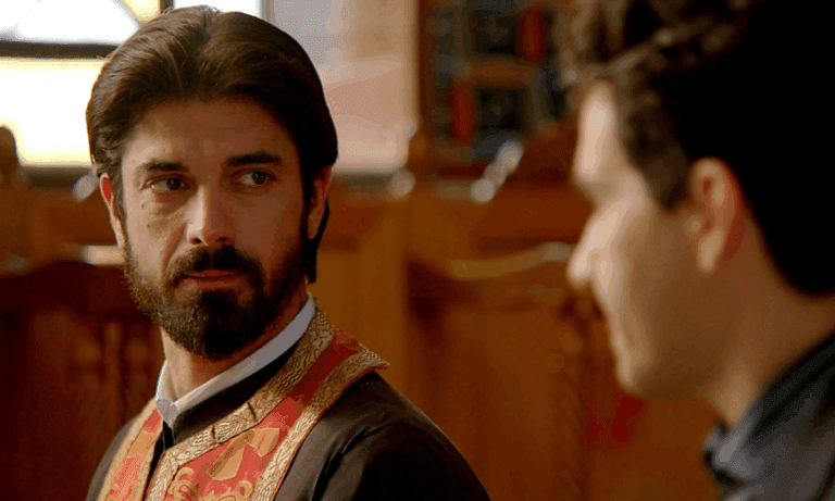 Η δολοφονία της Κατρίν ανοίγει ένα σκοτεινό κεφάλαιο στον Άγιο Έρωτα, με τη Χλόη να φεύγει με τον πατέρα Νικόλαο και το παιδί. Αλλά η κήρυξη πολέμου ξεκινά όταν ο ίδιος αρνείται να τελέσει την κηδεία της.