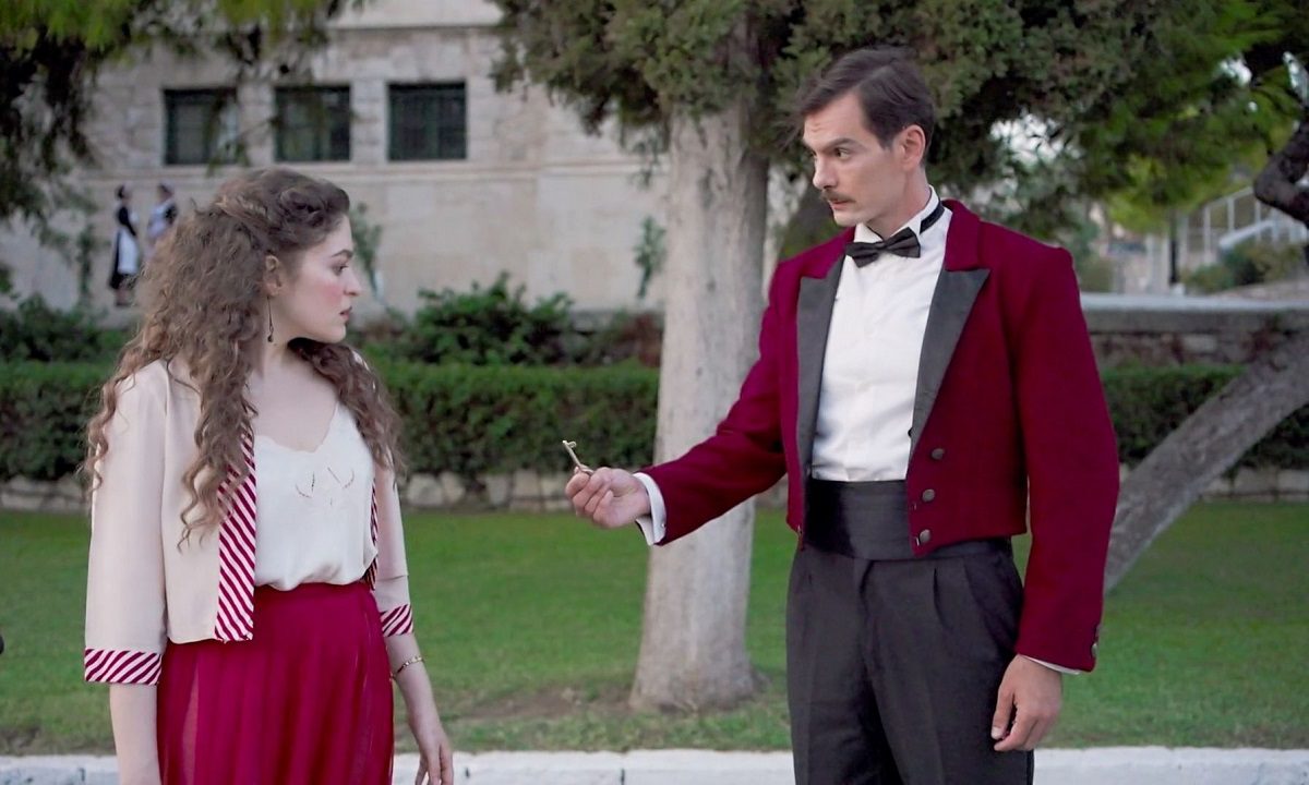 Grand Hotel: Ο Πέτρος μπαίνει στο δωμάτιο της Αλίκης να την σώσει με τον Ρήγα να είναι μέσα, όπως θα παρακολουθήσουμε στο σίριαλ του ΑΝΤ1.