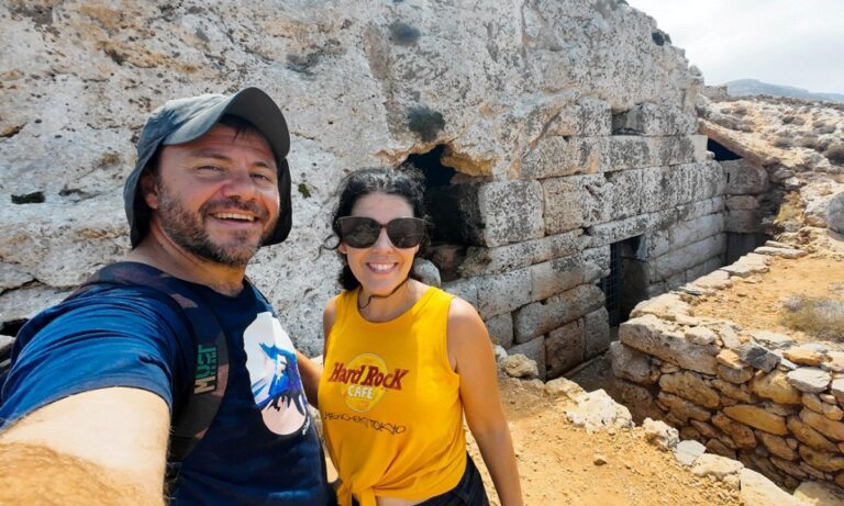 Ο Happy Traveller ταξιδεύει στην Κάσο – το νησί με τις παραλίες, τα σπήλαια, τις γεύσεις και τους ανθρώπους που κλέβουν την καρδιά.