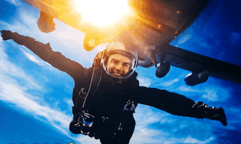 Ο Τομ Κρουζ είναι ο 1ος ηθοποιός που έκανε HALO jump (High Altitude Low Opening) πτώση από τα 25.000 πόδια. Το κατέγραψε ο ίδιος στην κάμερα