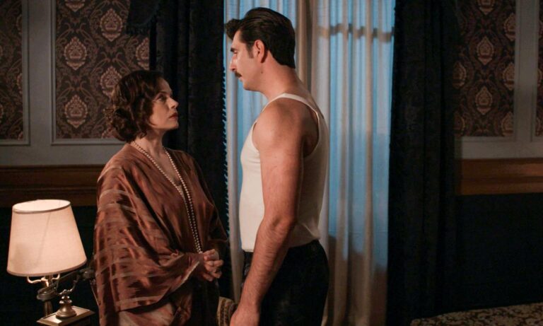 Στο Grand Hotel το παιχνίδι αλλάζει: η Κυβέλη ετοιμάζει την τελική της κίνηση για να εξαφανίσει τον Ρήγα, ενώ η Αλίκη ρισκάρει τα πάντα για να σώσει τον Πέτρο. Και κάπου εκεί, όλα ανατρέπονται…
