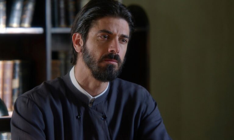 Μια εξομολόγηση που δεν περίμενε κανείς, κι ένας πατέρας που επιστρέφει αποφασισμένος να πει την αλήθεια – όλα ανατρέπονται στο «Άγιος Έρωτας».
