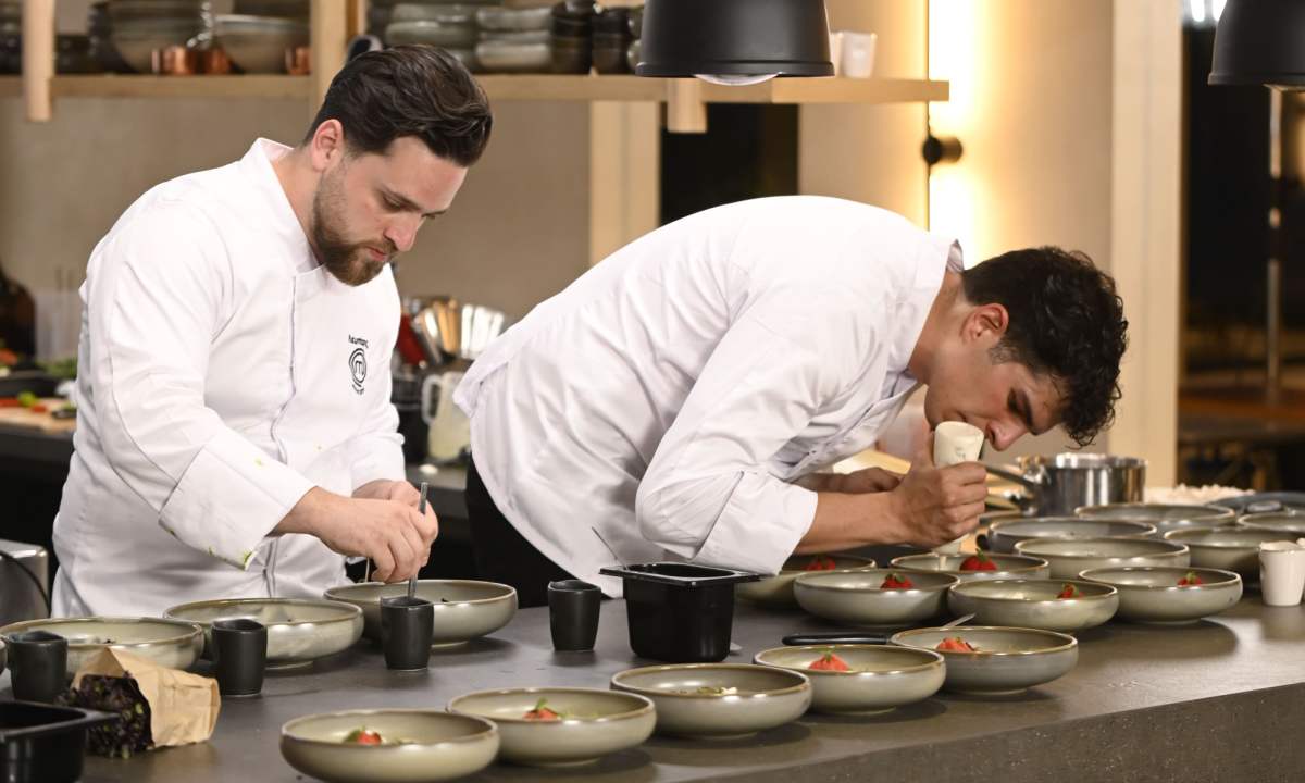 Ο τελικός του MasterChef 2025 ξεκινά, αλλά για τους περισσότερους τηλεθεατές το φαβορί είναι ήδη ξεκάθαρο. Ο Νέστορας έχει το προβάδισμα.