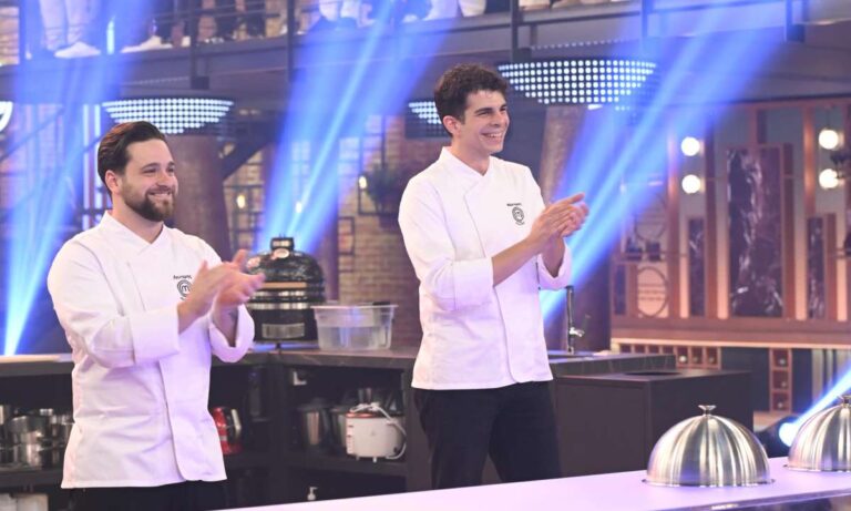 Η μεγάλη ώρα για τον τελικό του MasterChef 2025 έφτασε. Οι δύο φιναλίστ δίνουν την τελευταία τους μαγειρική μάχη, όμως όλα δείχνουν πως το φαβορί είναι… ένας!