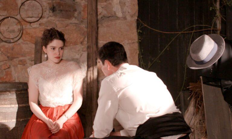 Στο Grand Hotel, η Αλίκη και ο Άρης βρίσκονται ξανά στο προσκήνιο. Η πρώτη τους επαφή ήταν γεμάτη αμφιβολία και ένταση. Όμως ο πόνος και η απώλεια φέρνουν τώρα στο φως συναισθήματα που κανείς τους δεν περίμενε.