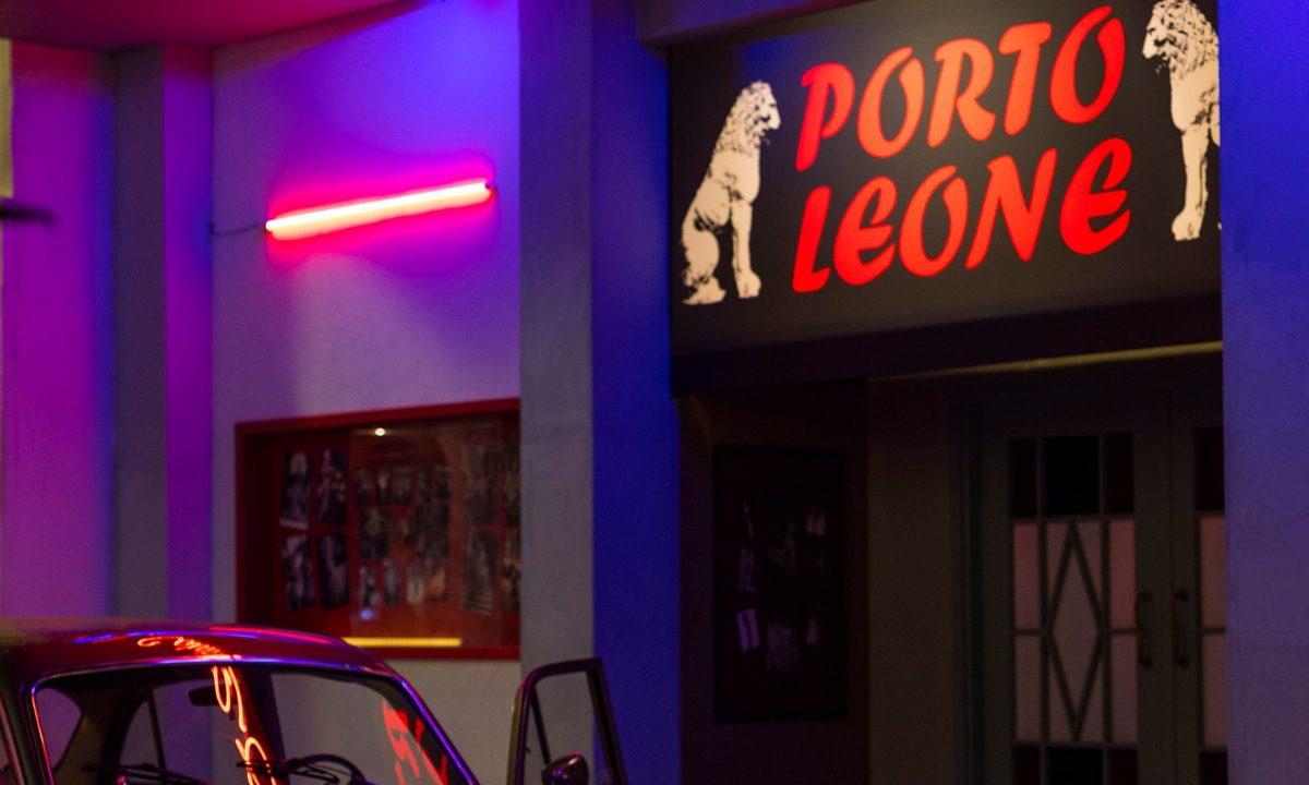 Porto Leone - Στη γειτονιά με τα κόκκινα φανάρια: Η Αντζέλα ερωτεύεται τον γιο του αφεντικού της – Στο τέλος φεύγει από την Τρούμπα