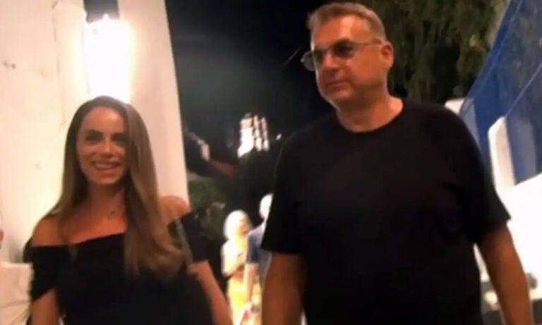 Το γνωστό ζευγάρι απαθανατίστηκε χαλαρό στα Ματογιάννια από την κάμερα του Mykonos Live TV