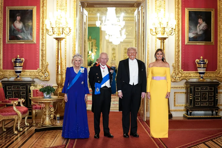 Η Μελάνια Τραμπ επέλεξε ένα φόρεμα Carolina Herrera με ανοιχτούς ώμους για το κρατικό δείπνο. Η παστέλ ροζ ζώνη της με τετράγωνη αγκράφα θα έχει επίσης ανασηκωμένα φρύδια. Doug Mills/Getty Images