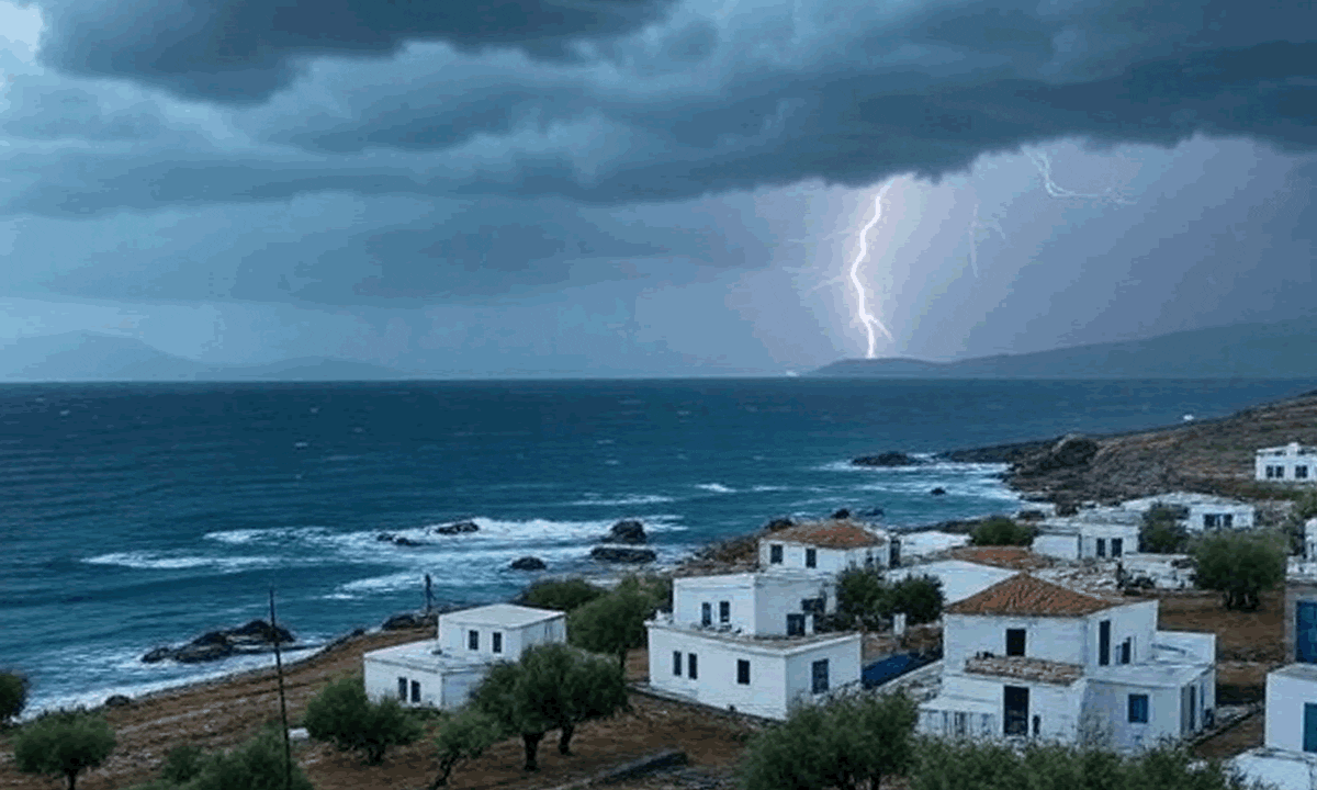 Βροχές, καταιγίδες και σκόνη στην ατμόσφαιρα