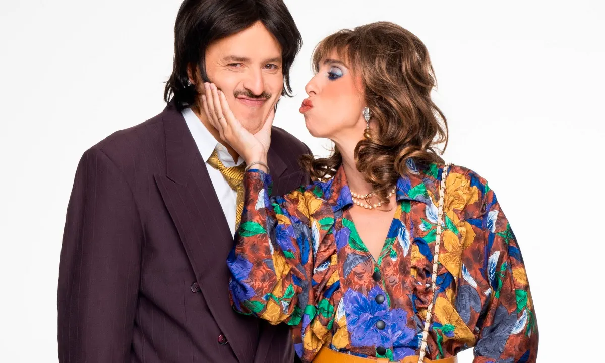 Η σειρά «ΤΟΤΕ ΚΑΙ ΤΩΡΑ» κάνει πρεμιέρα την 5 Νοεμβρίου στις 21:00 στον ΣΚΑΪ, με πρωταγωνιστές τους Αλέξανδρο Τσουβέλα και Έλενα Χαραλαμπούδη.