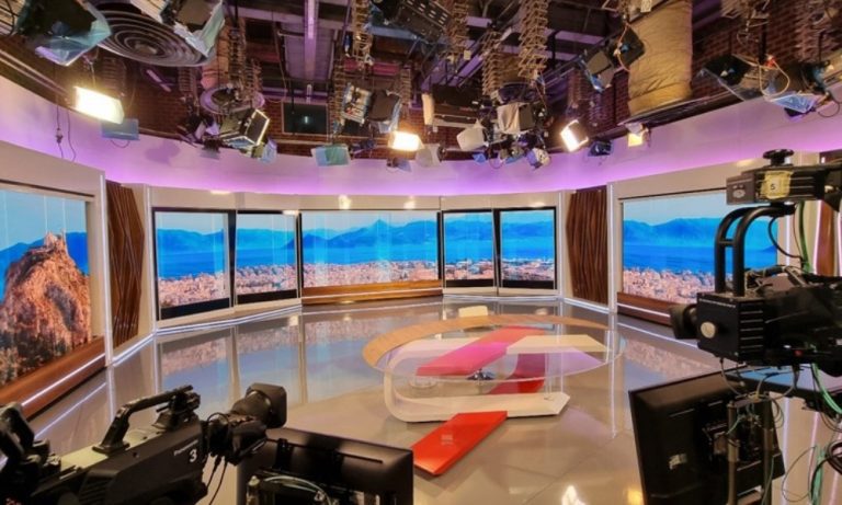 Ανατροπές στον προγραμματισμό της ΕΡΤ, καθώς δύο παραγωγές μετακινούνται για το 2026. Τι συνέβη και ποια projects θα βγουν τελικά στον αέρα τον Δεκέμβριο.