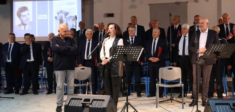 Η κόρη του κορυφαίου ερμηνευτή Γρηγόρη Μπιθικώτση παρουσίασε το νέο της βιβλίο «Και πατέρας και μύθος...Γρηγόρης Μπιθικώτσης, 1922-2005» από τις εκδόσεις «Όγδοο» στο Λαύριο, σε μια κατανυκτική βραδιά
