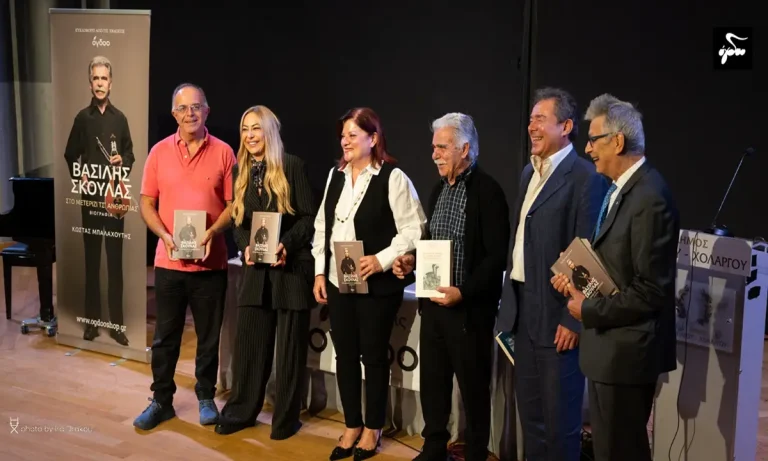 «Στο μετερίζι τσ΄ ανθρωπιάς και στης τιμής το χρέος», εκιά βαδίσαμε και εμείς το βράδυ της Δευτέρας 3 Νοεμβρίου, παρέα με τον Βασίλη Σκουλά.
